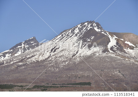 拍攝北海道森町春天白雪皚皚的駒岳景色 113518341