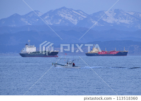 在北海道函館市拍攝日出前停泊在函館灣的貨船的風景 在北海道函館市拍攝日出前停泊在函館灣的貨船的風景 113518360