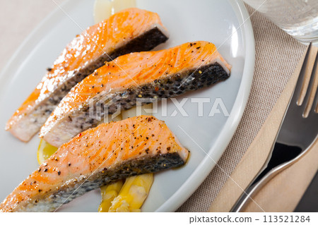 Fried salmon with asparagus 113521284