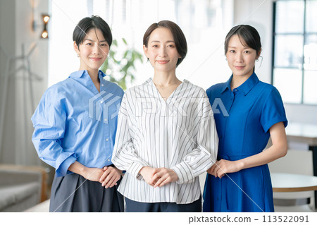 在辦公室排隊的女企業家 113522091
