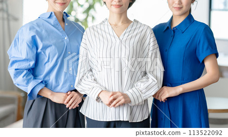 在辦公室排隊的女企業家 113522092
