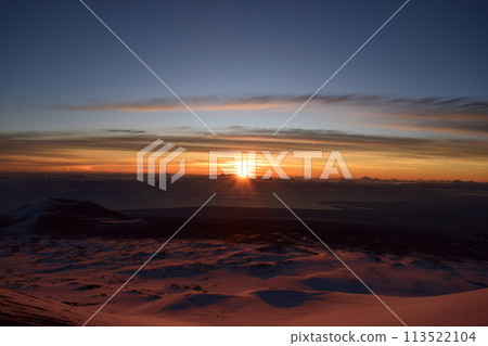 夏威夷安靜的雪原莫納克亞山上的日出 113522104