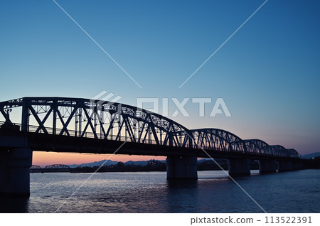 on the riverbed in the morning 113522391
