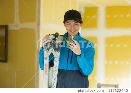 A young man working in the interior design industry 113522440