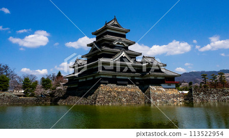 國寶松本城倒映在水面上 113522954