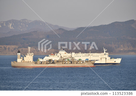 拍攝春天北海道函館市津輕海峽渡輪駛向函館港的晨景 拍攝春天北海道函館市津輕海峽渡輪駛向函館港的晨景 113523386