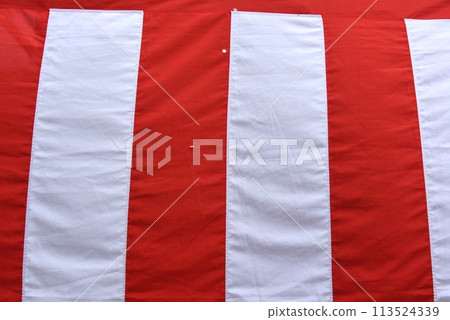 紅色和白色的窗簾 113524339