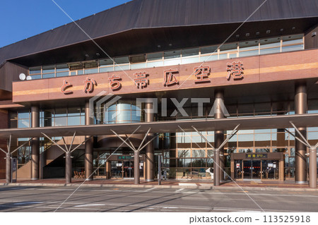 北海道帶廣市 — 晴天時十勝帶廣機場航廈外觀 113525918