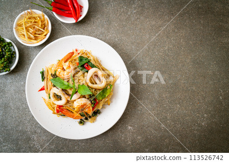 stir fried spicy noodles with sea food 113526742
