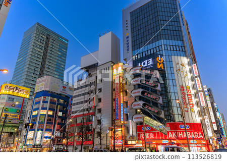 東京千代田區秋葉原的都市景觀,夜景 東京千代田區秋葉原的都市景觀,夜景 113526819