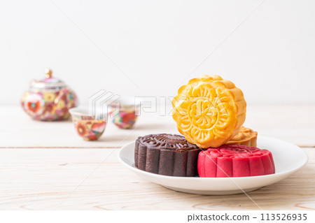 Chinese moon cake custard flavour 113526935