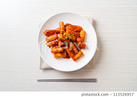 Korean rice cake stick with sausage in spicy sauce - Tteokbokki 113526957
