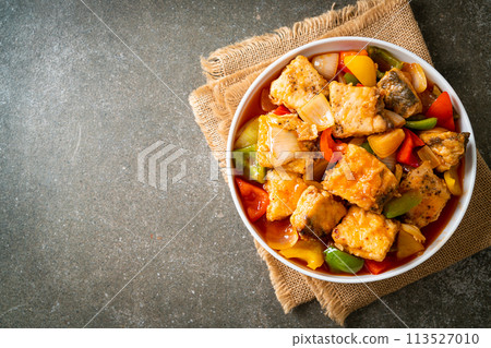 fish stew with tomato and pepper 113527010