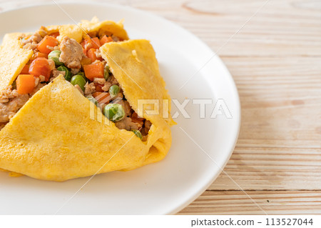 egg wrap or stuffed egg with minced pork and vegetable 113527044