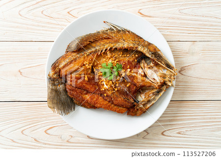 Fried Sea Bass Fish with Garlic 113527206