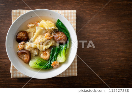 pork dumpling soup with shrimps and vegetable 113527288