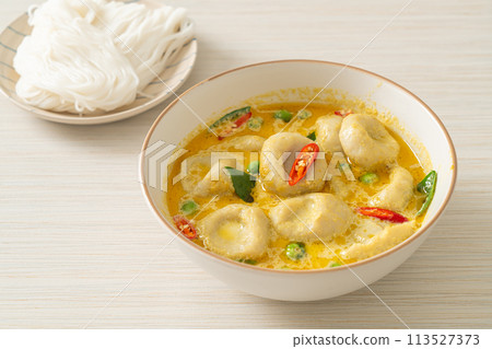 Green curry soup with Fish ball 113527373