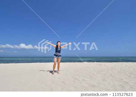在海灘上玩耍的女孩(菲律賓潘達農島) 在海灘上玩耍的女孩(菲律賓潘達農島) 113527623