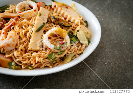Instant noodle spicy salad with mixed meats 113527773