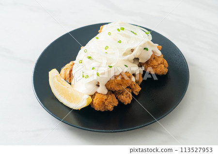 Snow Onion Chicken or Fried Chicken with Creamy Onions Sauce Snow Onion Chicken or Fried Chicken with Creamy Onions Sauce 113527953