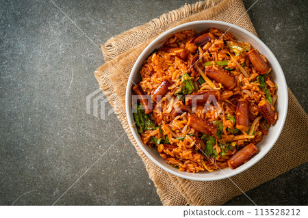 Stir-fried squid or octopus with Korean spicy sauce rice bowl 113528212