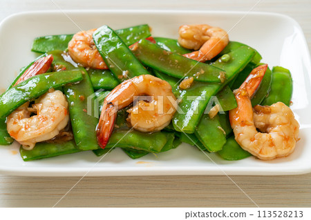 Stir-Fried Green Peas with Shrimp 113528213
