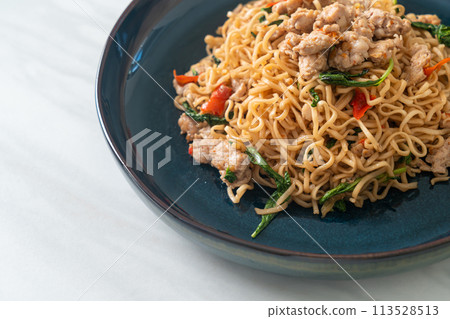 stir-fried instant noodles with basil and minced pork 113528513
