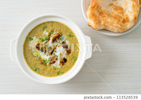 Afghani chicken in green masala curry or Hariyali tikka chicken hara masala with roti or naan bread 113528539