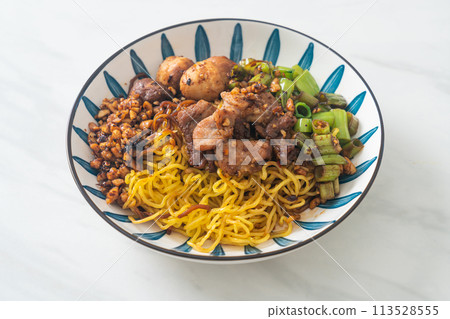 dried egg noodle with pork and meatball 113528555