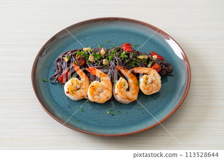 stir-fried black spaghetti with garlic and shrimps 113528644