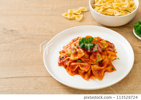 farfalle pasta in tomato sauce with parsley farfalle pasta in tomato sauce with parsley 113528724