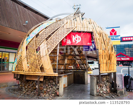 用當地的竹工藝品製作的「湯之町的時間館」位於大分縣別府溫泉的門戶——JR別府站前的廣場上。 用當地的竹工藝品製作的「湯之町的時間館」位於大分縣別府溫泉的門戶——JR別府站前的廣場上。 113528793