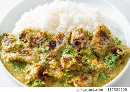 Afghani chicken in green curry or Hariyali tikka chicken hara masala with rice 113529306