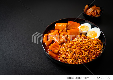 Korean instant noodles with Korean rice cake and fish cake and boiled egg 113529400
