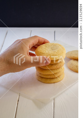 A sugar cookie in a man's hand 113529694