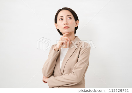 穿著西裝的年輕女子 商業形象 113529731