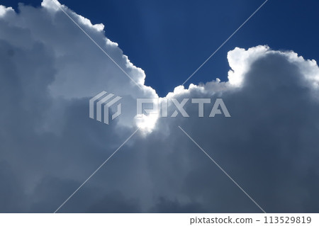 夏季和陽光下形成的雷雲的特寫 113529819