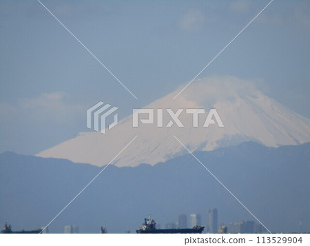 Mt. Fuji seen across Tokyo Bay from Kemigawahama Mt. Fuji seen across Tokyo Bay from Kemigawahama 113529904