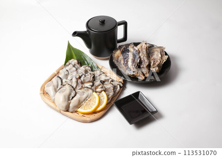 Raw oysters in a colander 113531070