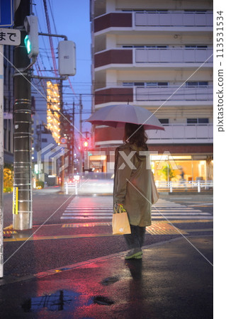 woman walking in the city at night 113531534