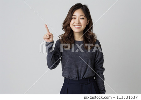 AI 產生的圖像:一名年輕女子在白色背景上用食指向上擺姿勢 AI 產生的圖像:一名年輕女子在白色背景上用食指向上擺姿勢 113531537