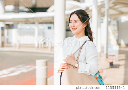 在車站等待公車或計程車去出差、觀光或旅行的女商人 113531641