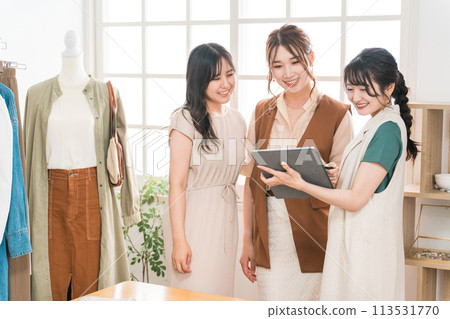 從事紡織設計師、時裝設計師、製版師、造型師和服裝業的女性。 113531770