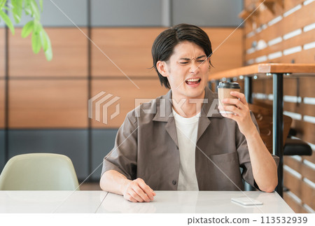 亞洲男人以不愉快的表情看著咖啡(糟糕、令人失望、失敗、凝視) 亞洲男人以不愉快的表情看著咖啡(糟糕、令人失望、失敗、凝視) 113532939