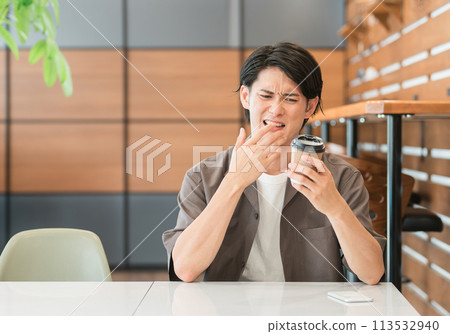 亞洲男人以不愉快的表情看著咖啡(糟糕、令人失望、失敗、凝視) 亞洲男人以不愉快的表情看著咖啡(糟糕、令人失望、失敗、凝視) 113532940