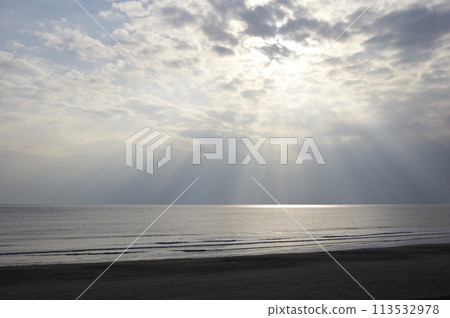 This is a light shining through a gap in the clouds called the Angel's Ladder that appeared off the coast of Shonan. This is a light shining through a gap in the clouds called the Angel's Ladder that appeared off the coast of Shonan. 113532978