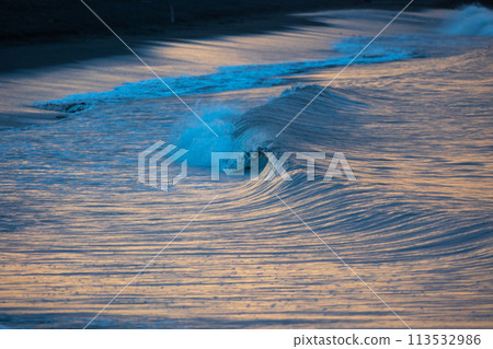 The huge waves reflecting the morning sun in the early morning were a fantastic sight. The huge waves reflecting the morning sun in the early morning were a fantastic sight. 113532986