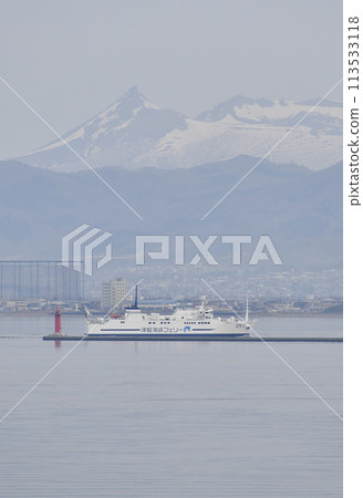 在春霧中拍攝進入北海道函館市函館港的津輕海峽渡輪和白雪皚皚的駒岳風景。 在春霧中拍攝進入北海道函館市函館港的津輕海峽渡輪和白雪皚皚的駒岳風景。 113533118
