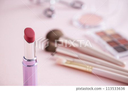 Eyeshadow palette, eyelash curler, makeup brush, lipstick and blush Eyeshadow palette, eyelash curler, makeup brush, lipstick and blush 113533636