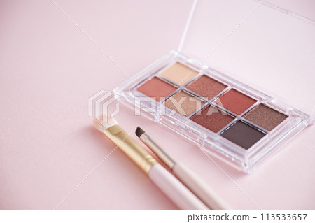 Eyeshadow palette and makeup brushes 113533657